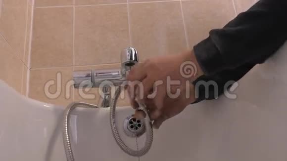 管道连接淋浴软管视频的预览图
