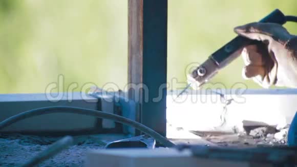 工人焊接金属梁施工现场视频的预览图