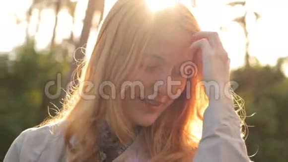 一个年轻女孩对着镜头微笑背景是阳光视频的预览图