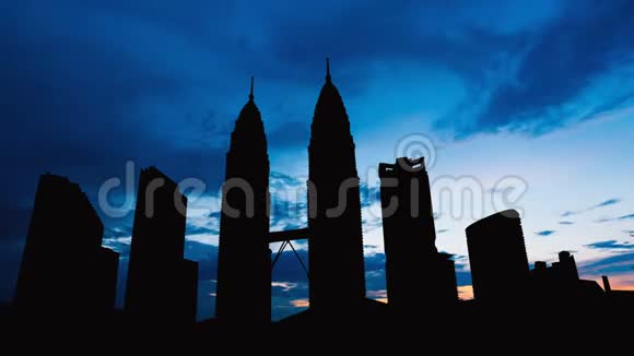 马来西亚日落时吉隆坡城市景观剪影时间视频的预览图