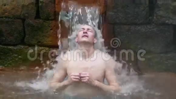 在温泉里洗澡的人视频的预览图
