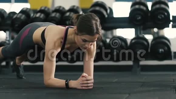 性感女孩在健身房做木板视频的预览图