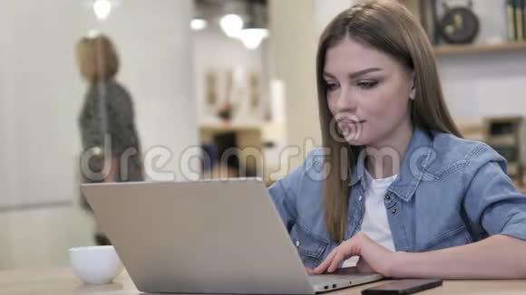 创意女性在笔记本电脑上的在线视频聊天视频的预览图