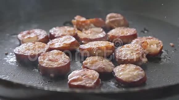 烹饪和炸香肠视频的预览图
