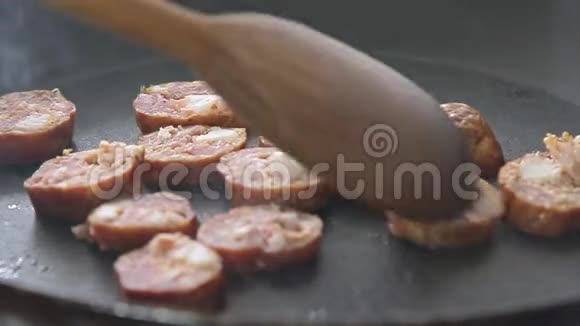 烹饪和炸香肠视频的预览图