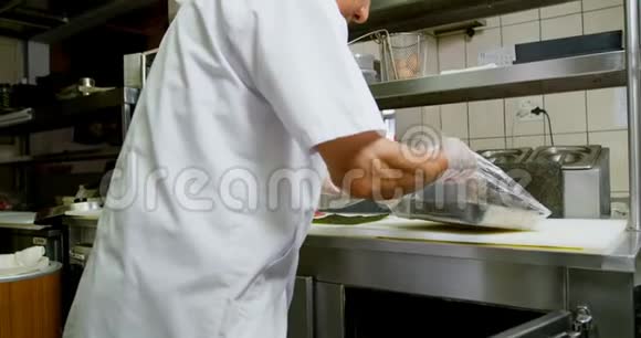 男厨师准备厨房寿司视频的预览图