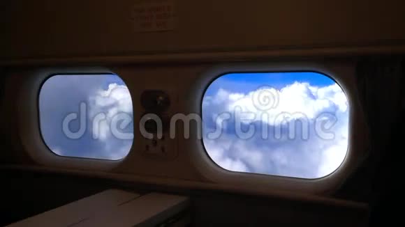 高空中的云的平面窗视图视频的预览图