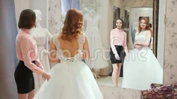 女店员在一家商店试穿婚纱视频的预览图