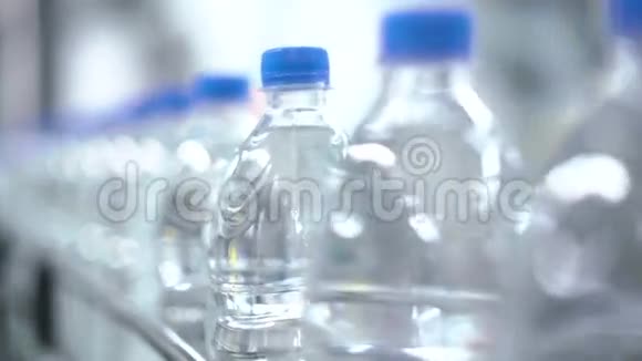塑料水瓶在输送机和装瓶机行业视频的预览图