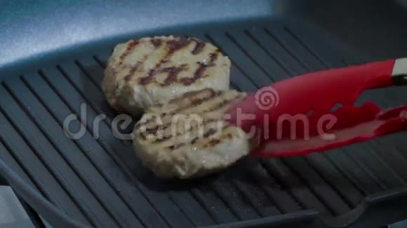 油炸烧烤锅切片油炸视频的预览图