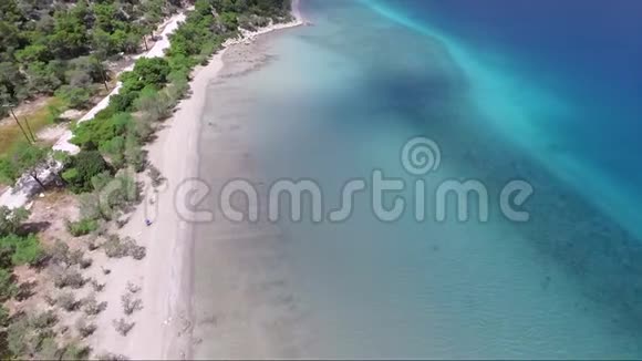 空中无人机拍摄的希腊Vouliagmeni湖的画面视频的预览图