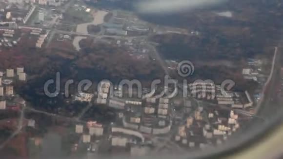 飞机飞越城市上空视频的预览图