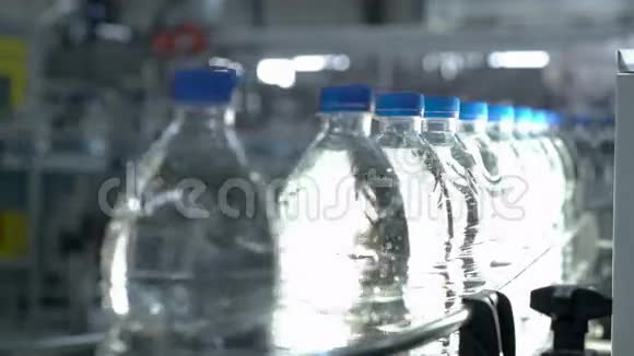 塑料水瓶在输送机和装瓶机行业视频的预览图