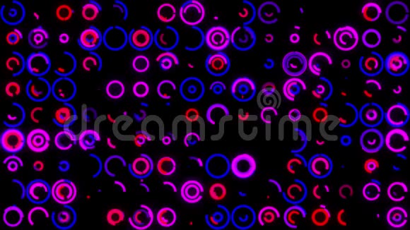 在黑色背景上抽象出水平平行的一行闪烁的粉红色圆圈动画未来的背景视频的预览图