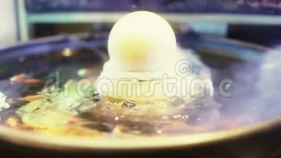在锦鲤碗上旋转水晶球视频的预览图
