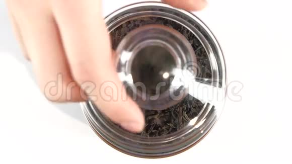 打开装有茶的玻璃罐子慢慢地视频的预览图