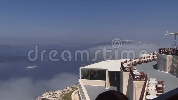 圣托里尼希腊岛屿在薄雾中摇曳视频的预览图