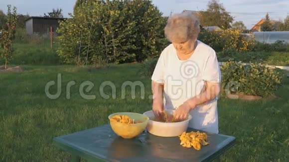女人80年代在碗里洗蘑菇视频的预览图