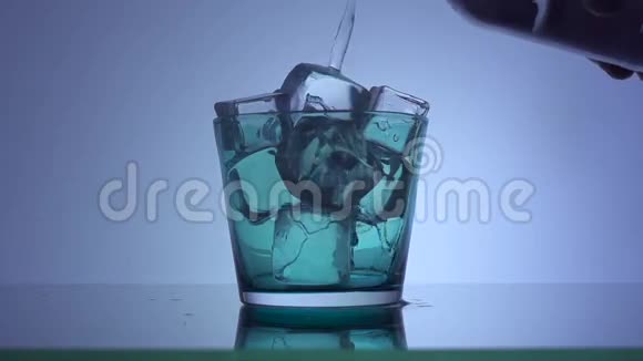 蓝色背景下的水涌入玻璃视频的预览图