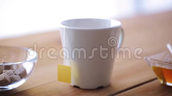 茶袋和热水从水壶到杯子视频的预览图