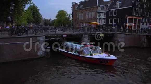 阿姆斯特丹城市运河晚游视频的预览图