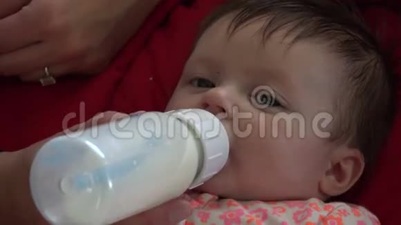 带钻石戒指的奶瓶喂养婴儿视频的预览图