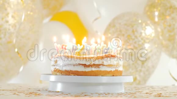 白色盘子上的单个蛋糕照片是用电话拍的20岁1080p全高清视频的预览图