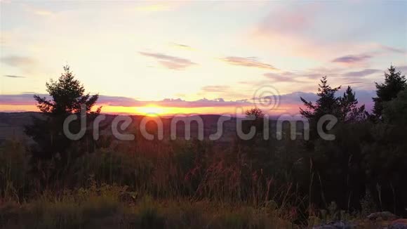 英国什罗普郡风景优美的山谷上空的戏剧性晚霞视频的预览图