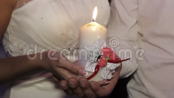 新郎新娘手里拿着蜡烛视频的预览图