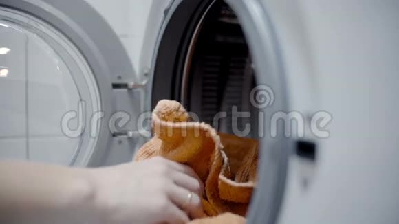 女人在洗衣机里装衣服视频的预览图