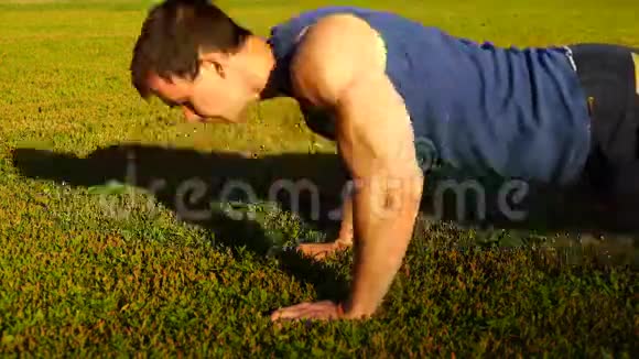 白人健身男子训练促进在草地上锻炼男性运动员在户外工作4K视频视频的预览图