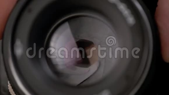 旧相机镜头光圈与暖光波克的隔膜具有浅场深的选择性聚焦老式视频的预览图