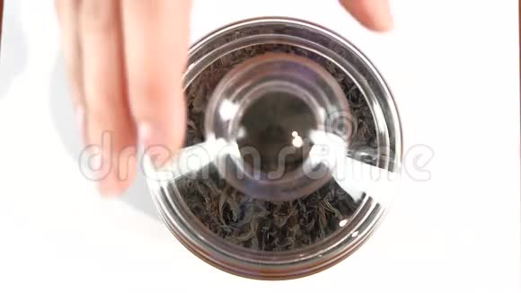 打开玻璃茶壶用勺子慢动作视频的预览图