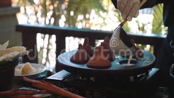 厨师制作传统巴厘岛糕点视频的预览图