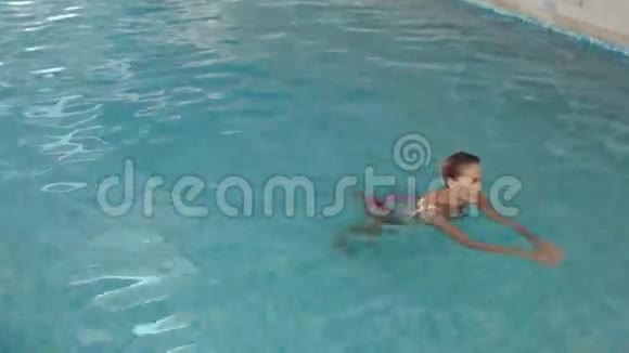 从游泳池出来的漂亮女孩视频的预览图