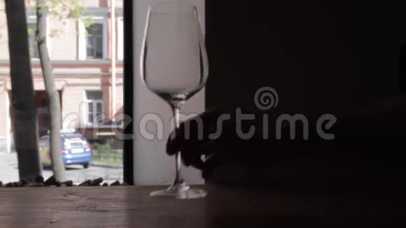 桌上餐厅的空酒杯视频的预览图