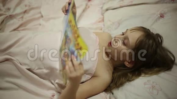 那个女孩正在看书睡觉视频的预览图