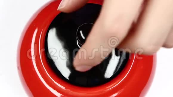 用勺子打开和关闭加糖的红罐视频的预览图