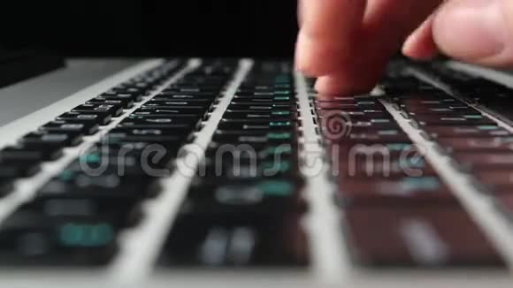 办公室职员的手在键盘上打字关闭侧视黑色视频的预览图