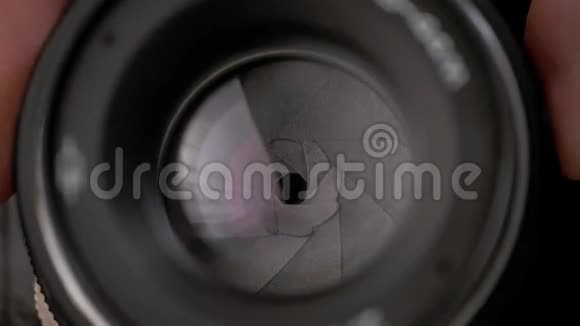 旧相机镜头光圈与暖光波克的隔膜具有浅场深的选择性聚焦老式视频的预览图
