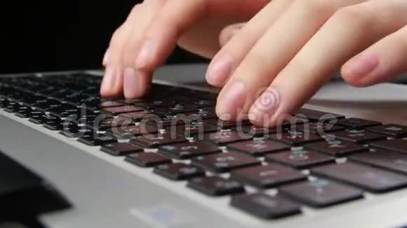 办公室职员的双手在键盘上打字前视黑色视频的预览图