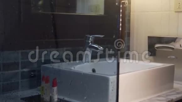 现代化浴室和洗脸盆的室内景观视频的预览图