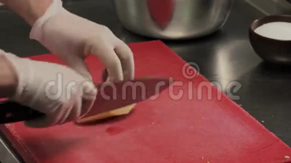 厨师把一个土豆切的很细视频的预览图