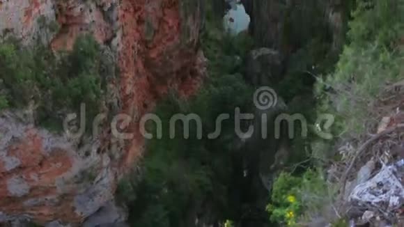 从峡谷和山河的顶部俯瞰全景视频的预览图