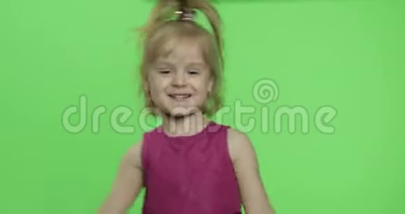 穿紫色裙子的女孩跳舞快乐的四岁孩子色度键视频的预览图