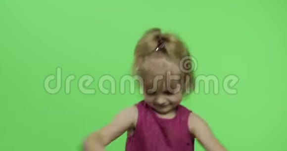 穿紫色裙子的女孩跳舞快乐的四岁孩子铬键视频的预览图