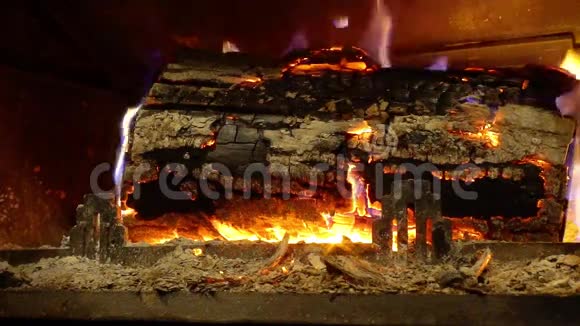 壁炉近景住宅和舒适的火焰木视频的预览图