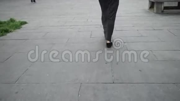 在城市里散步的腿女人休闲滑台鞋无高跟鞋视频的预览图
