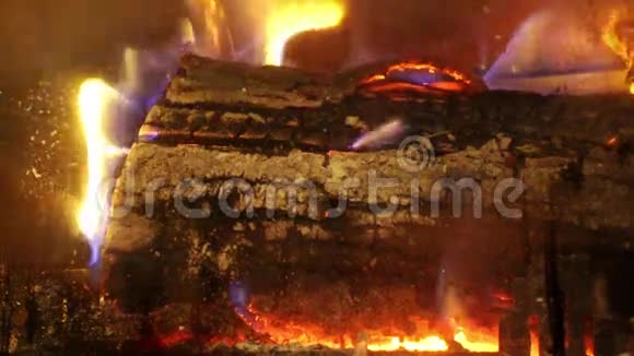 壁炉近景住宅和舒适的火焰木视频的预览图