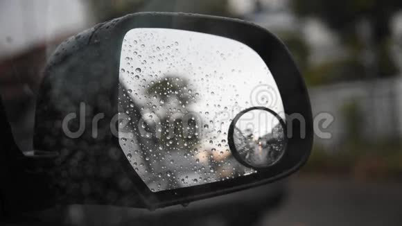 汽车侧镜和雨水滴视频的预览图